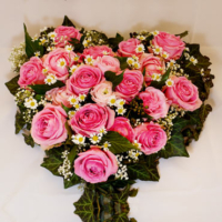 Blumengesteck, Trauergebinde mit Rosen in Herzform