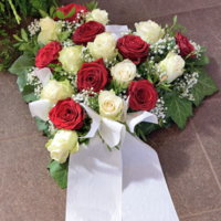 Gesteck in Herzform, Blumen für die Beerdigung