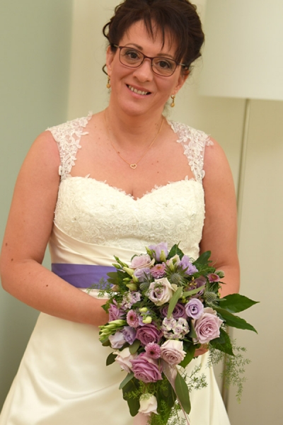 Glückliche Braut mit Blumen vom Meisterflorist in Kiel