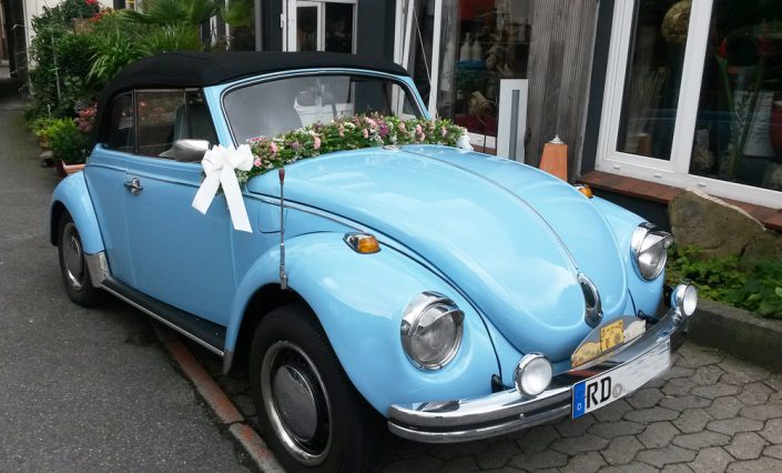 Hochzeitsauto mit Blumen, VW Käfer Cabrio
