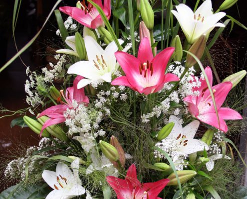 Blumen, Trauergesteck für Kapelle, mit Lilien