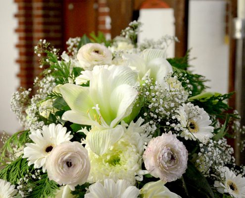 Blumengesteck für Beerdiung: weiße Gerbera, weiße Lilie