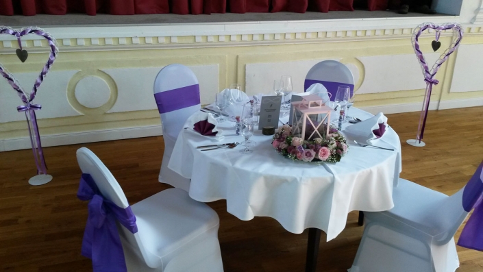 Blumen Tischdekoration für Hochzeit aus Rosen und Dahlien, Pastell und Fliederton