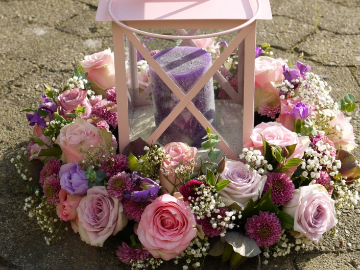Tischdekoration: Windlicht Blumenkranz aus Rosen und Dahlien in Rosa und zart Lila