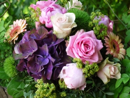 rosa violett Blumenstrauss mit Hortensie, Rosen, Gerbera, Bauernrosen