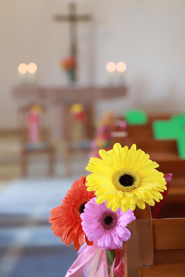 Hochzeit in Kiel: Kirchenschmuck mit Gerbera als kleiner Blumenstrauß für die Kirchenbank