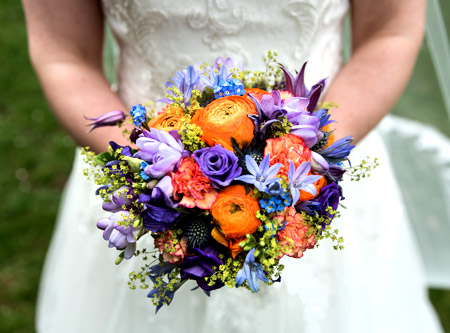 Brautstrauß aus unserem BlumenStudio in Kiel in Orange, Flieder, Dunkel-Violett