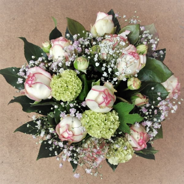 romantischer Blumenstrauss mit Rosen mit Biedermeierrosen, Schleierkraut und Schneeball