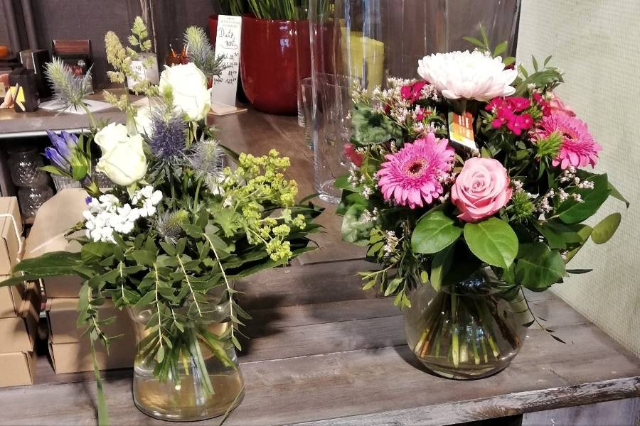 Blumenstrauß to go, zwei Blumensträuße in unserem BlumenStudio in Weiß-Lila und Rosa-Pink frisch gebunden