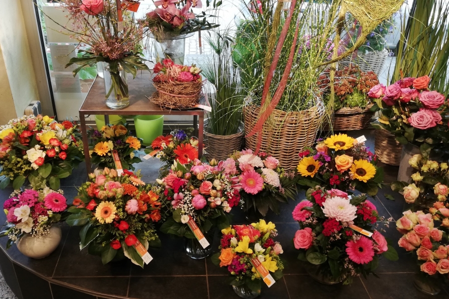 viele Blumensträuße, fertig gestaltet, stehen in unserem Geschäft für die Kunden bereit