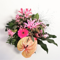 Exotischer Blumenstrauß mit Anthurie und Inkalilie