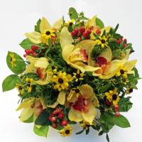 zauberhafter rund gebundener Blumenstrauß mit gelben Orchideen, gelber Gazania, auch Mittagsgold genannt und rotem Beeren von Hypericum, rund gebunden