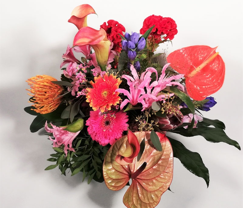 großer exotischer Blumenstrauß mit orange Calla, pink Gerbera, rosa Nerine, gelbrote Calla, rote Anthurie