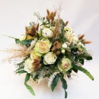 Blumenstrauß im Boho-Style, rund gebunden mit braunem Samtgras, creme-grünlichen Rosen, Lisianthus, Gräsern und grünem Blattwerk