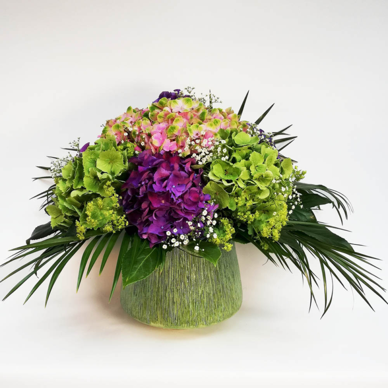 großer Blumenstrauß mit Hortensien in grüner Vase aus Keramik, Blüten in den Farben rosa-grün, violett und grün, ergänzt mit Frauenmantel und Schleierkraut
