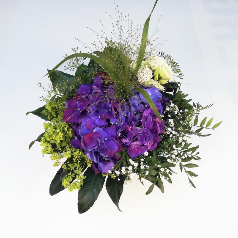 kleiner Hortensienstrauß, mittig lila Hortensie, Frauenmantel, Lisianthus, Schleierkraut