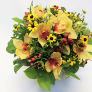 Blumenstrauß rund gebunden mit gelben Orchideen und Hypericum
