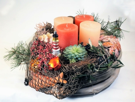 florales Kunstwerk, Tischdekoration mit Netz, maritimer Weihnachtsschmuck von Ingeglas, vier dicken Kerzen