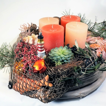 florales Kunstwerk, Tischdekoration mit Netz, maritimer Weihnachtsschmuck von Ingeglas, vier dicken Kerzen