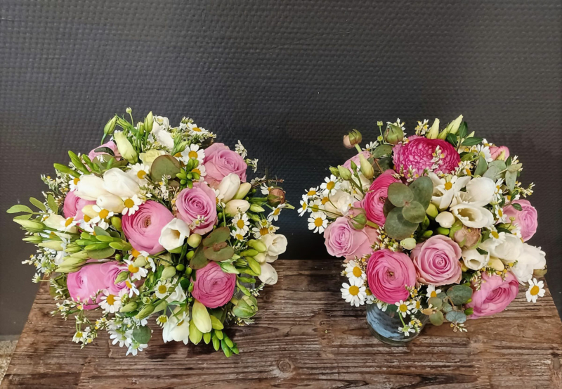 zwei romantische Brautsträuße, rund gebunden in Rosa und Weiß mit Kamille, rosa Rose und Ranunkel, weißen Freesien