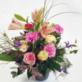Blumenstrauß gestaffelt gebunden mit rosa Nelken, rosa Lilien, rosa Rose und cremefarbener Ranunkel
