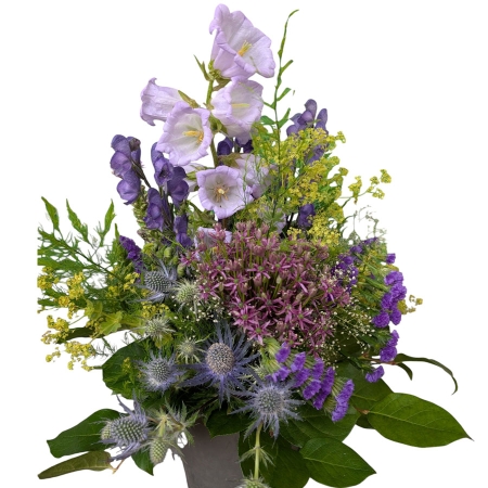 Blumenstrauß mit Glockenblume, Halskraut, Eisenhut, Strandflieder, Zierlauch, Clematis