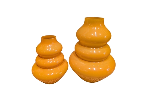 zwei Glasvasen in Orange geschwungene Form