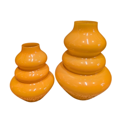 zwei Glasvasen in Orange geschwungene Form