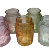 fünf kleine Glasvasen mit Rillen in verschiedenen Farben