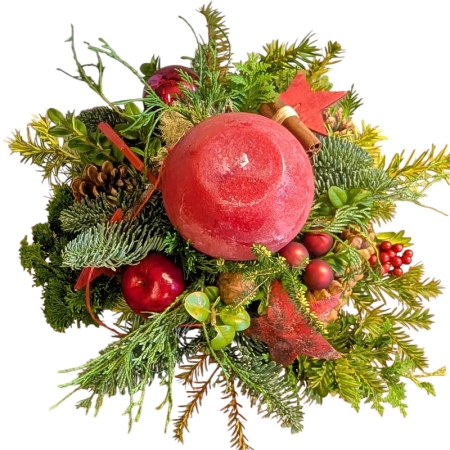 Adventsgesteck mit roter Kugelkerze und frischem Grün in Moosi gesteckt