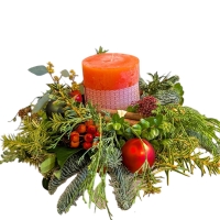 Adventsgesteck mit oranger Kerze und unterschiedlichem Grün