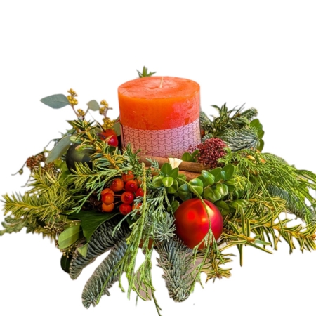 Adventsgesteck mit oranger Kerze und unterschiedlichem Grün