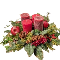 Adventskranz mit unterschiedlichen-roten-Kerzen und frischem Grün