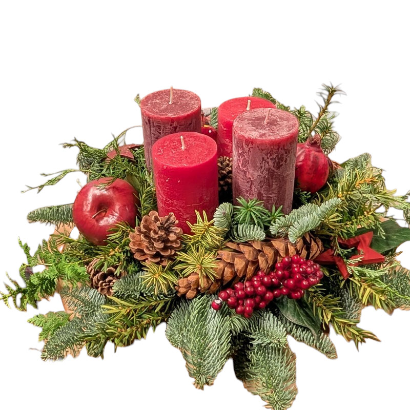 Adventskranz mit unterschiedlichen-roten-Kerzen und frischem Grün Adventskranz mit unterschiedlichen-roten-Kerzen und frischem Grün