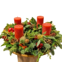 Adventskranz natürlich in Mossi gesteckt mit roten Kerzen