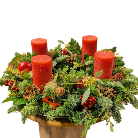 Adventskranz natürlich in Mossi gesteckt mit roten Kerzen
