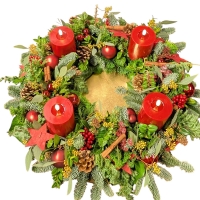 klassischer Adventskranz mit mit frischem Grün und roten LED Kerzen