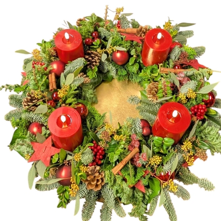 klassischer Adventskranz mit mit frischem Grün und roten LED Kerzen