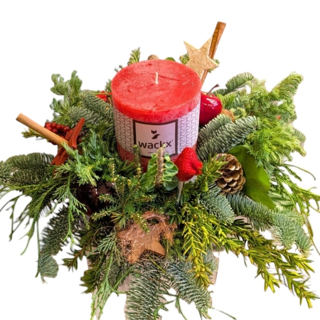 Adventsgesteck mit Band aus Naturfaser und roter Kerze