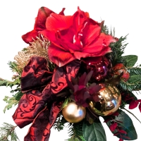 Weihnachtlicher Adventsstrauß mit roter Amaryllis und Kugel