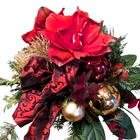 Weihnachtlicher Adventsstrauß mit roter Amaryllis und Kugel