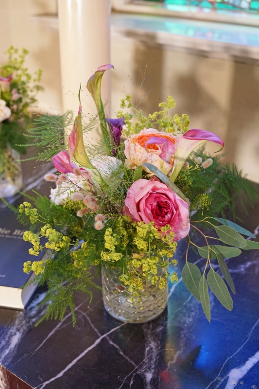 kleiner Blumenstrauß mit Rosen und Callas