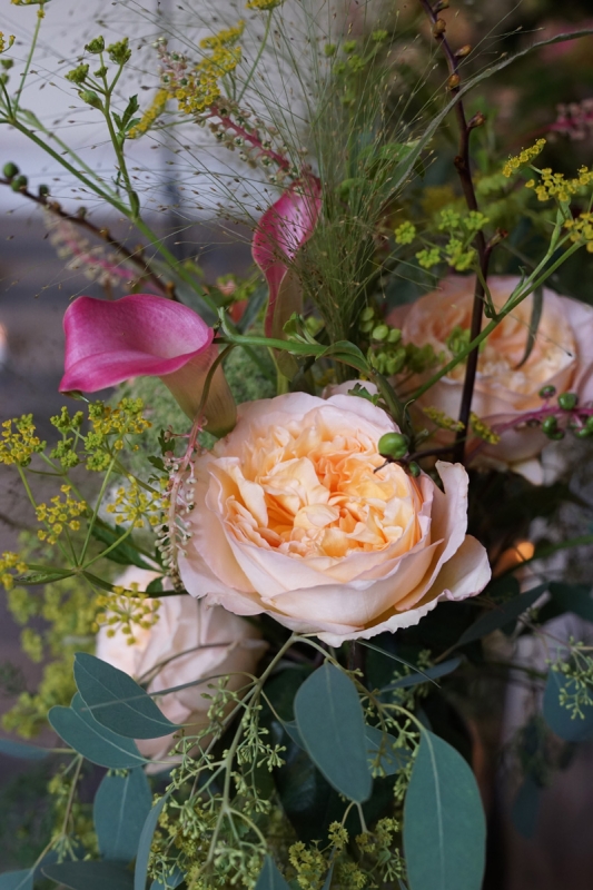 Detailaufnahme mit Rosenblüte und Calla