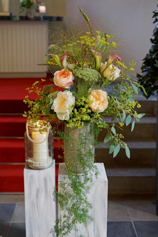 hoher Strauß mit Rosen, Calla, Alchemilla, Asparagus in hoher Vase auf einer Säule