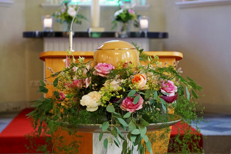 Urnenschmuck, Blumengesteck mit historischen Rosen und Calla, Eukalyptus, Asparagus